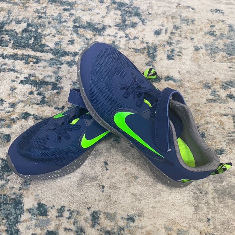 Navy kids Nikes
